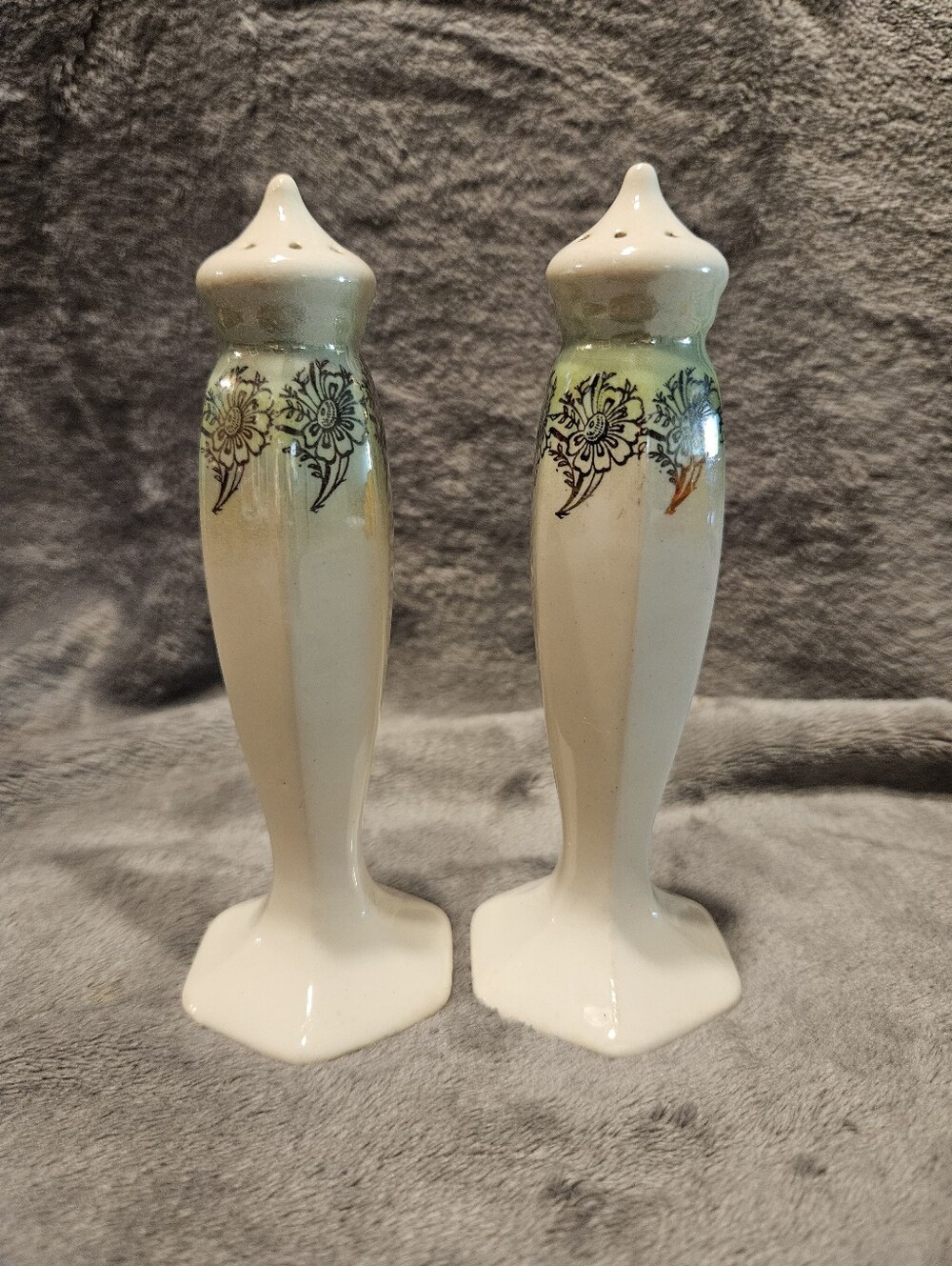 Tall salt and pepper shaker with footed octagonal bases